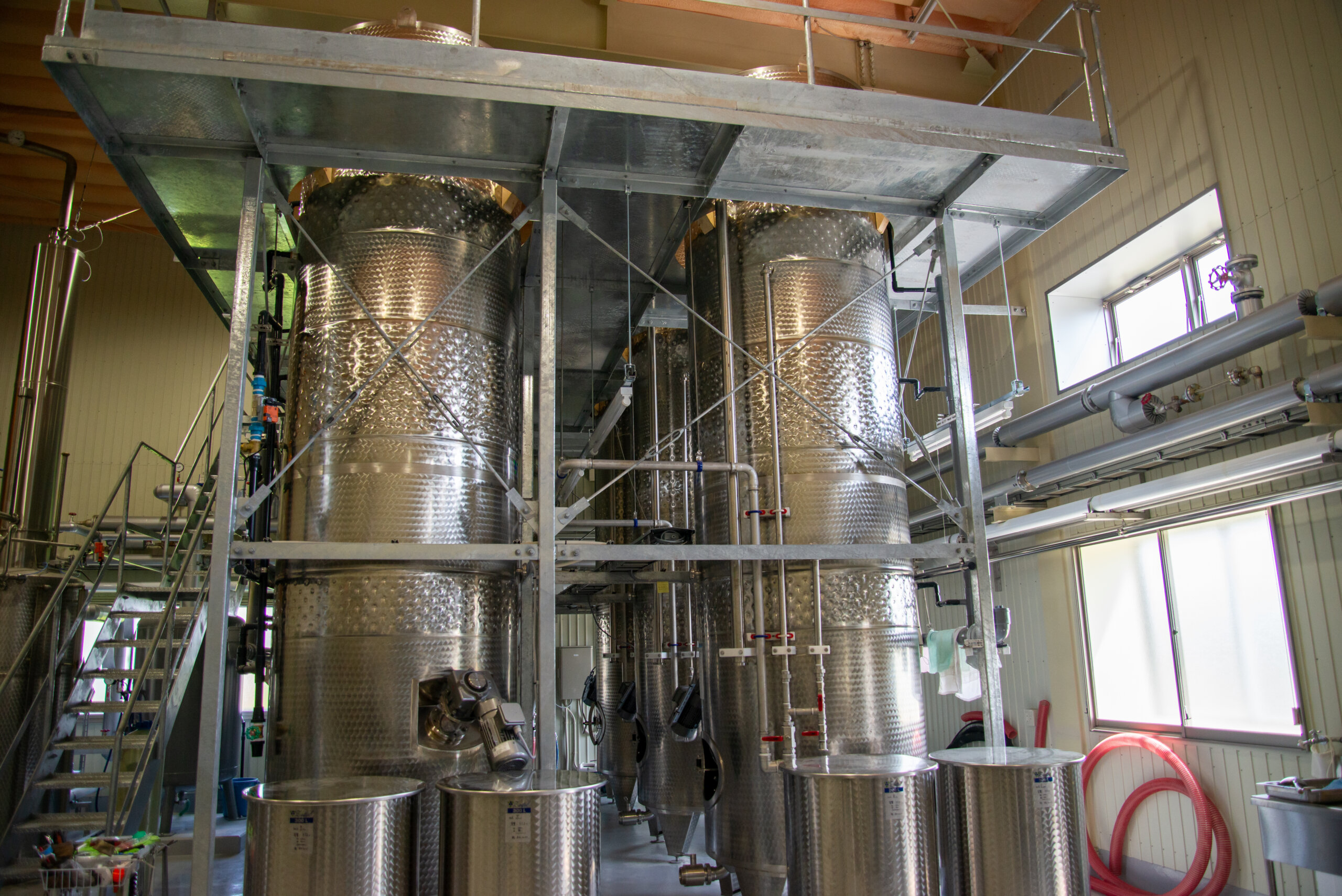 縦長なステンレス製の発酵槽