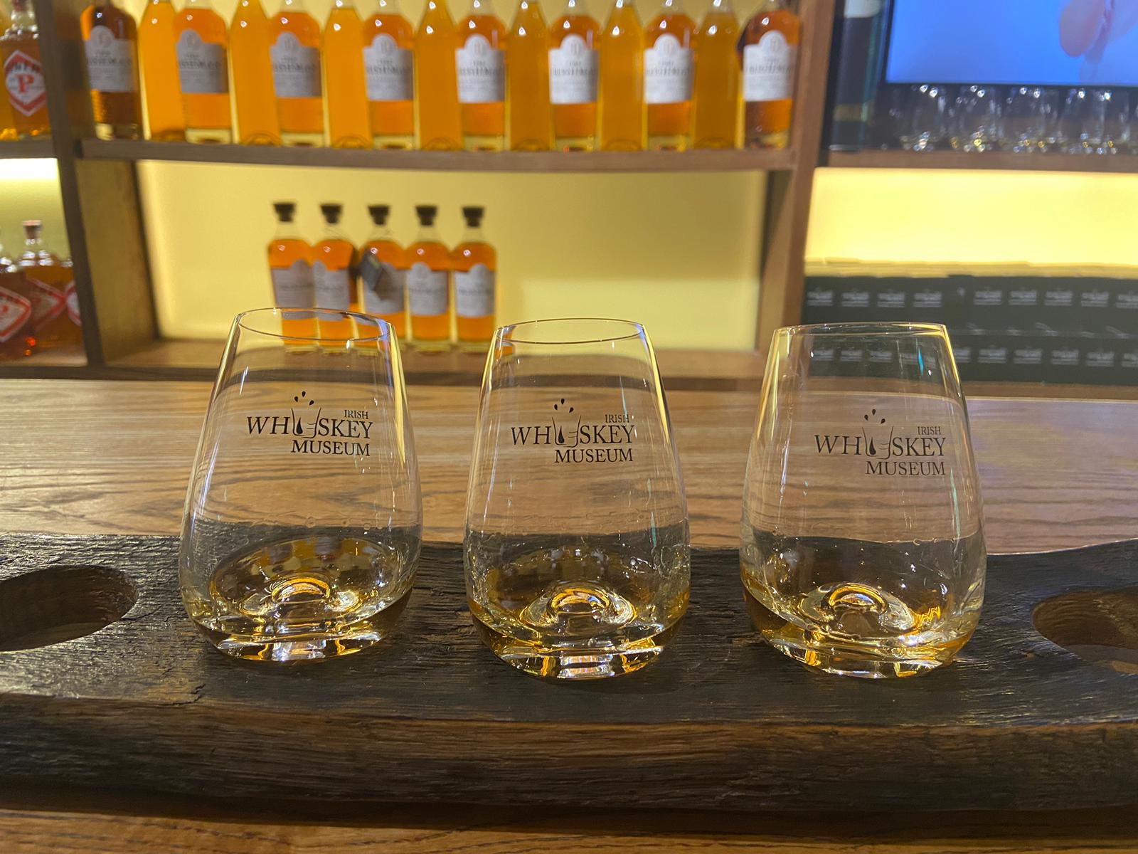 Irish whisky museumが刻まれる美しいデザインのグラス