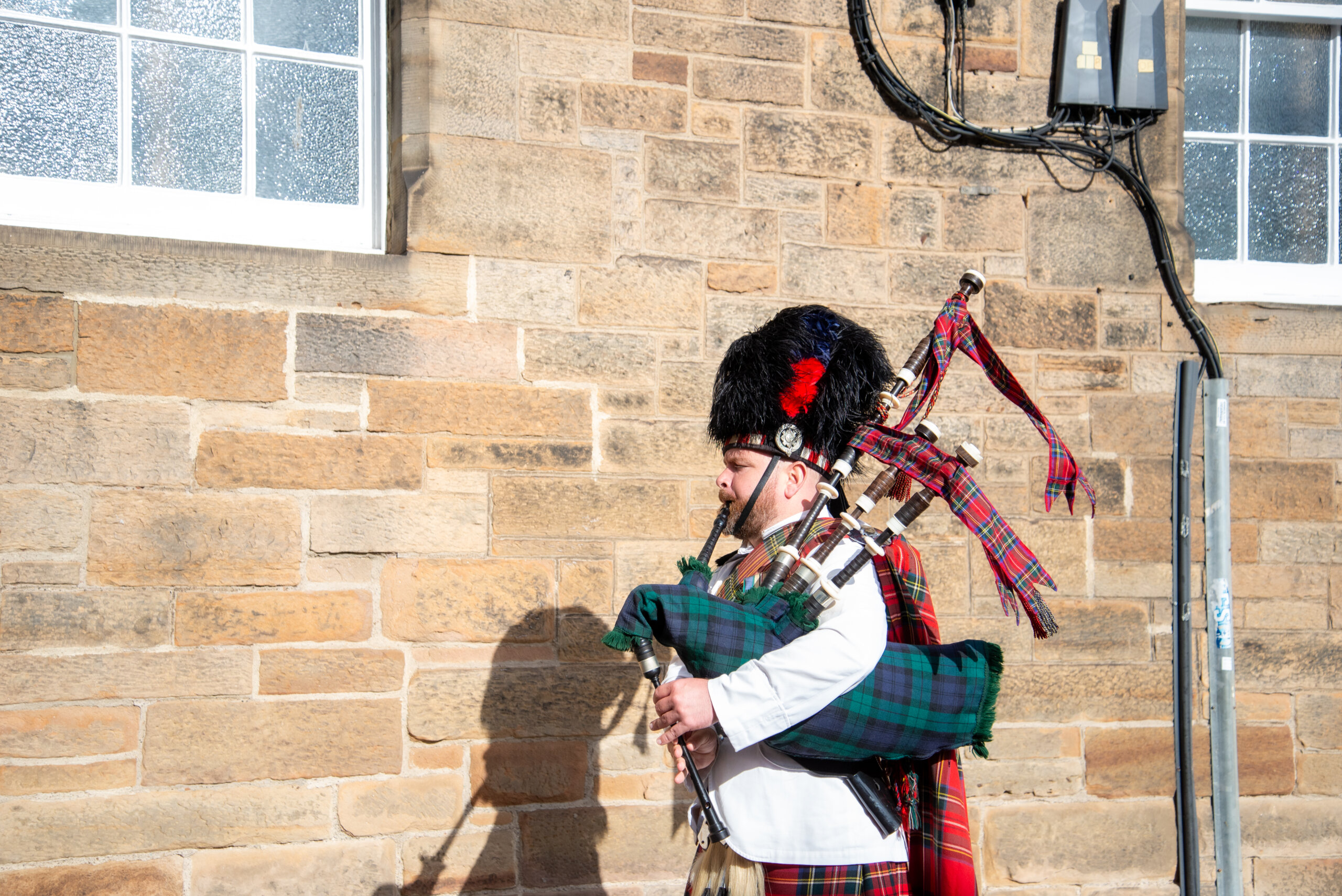 スコットランドの伝統楽器バグパイプを演奏する男性　エディンバラにて